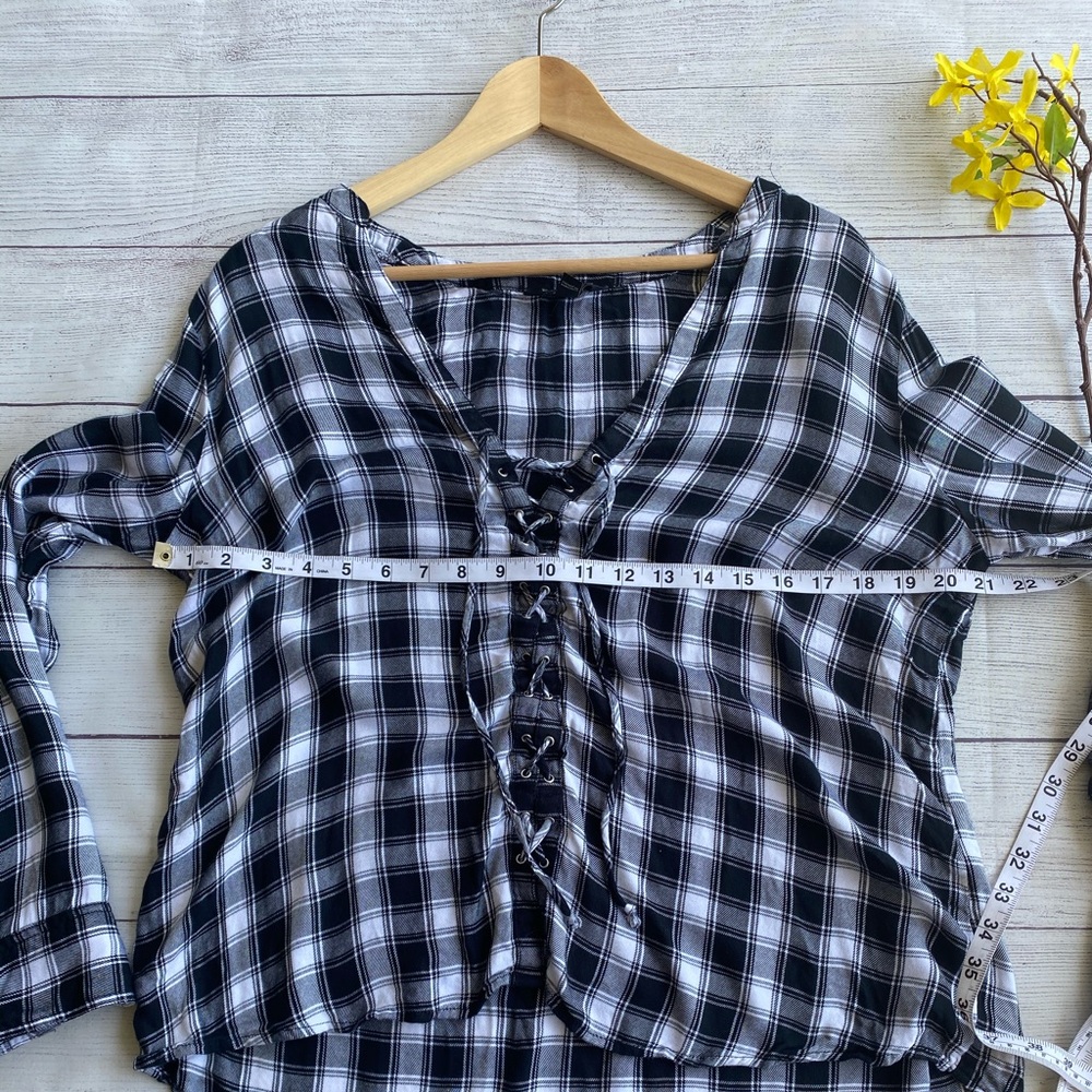 EXPRESS Plaid Top - Picture 3 of 9